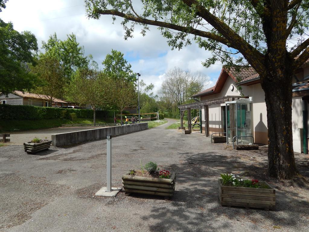 Отель Camping Du Moulin Meyrieu-les-Etangs Экстерьер фото